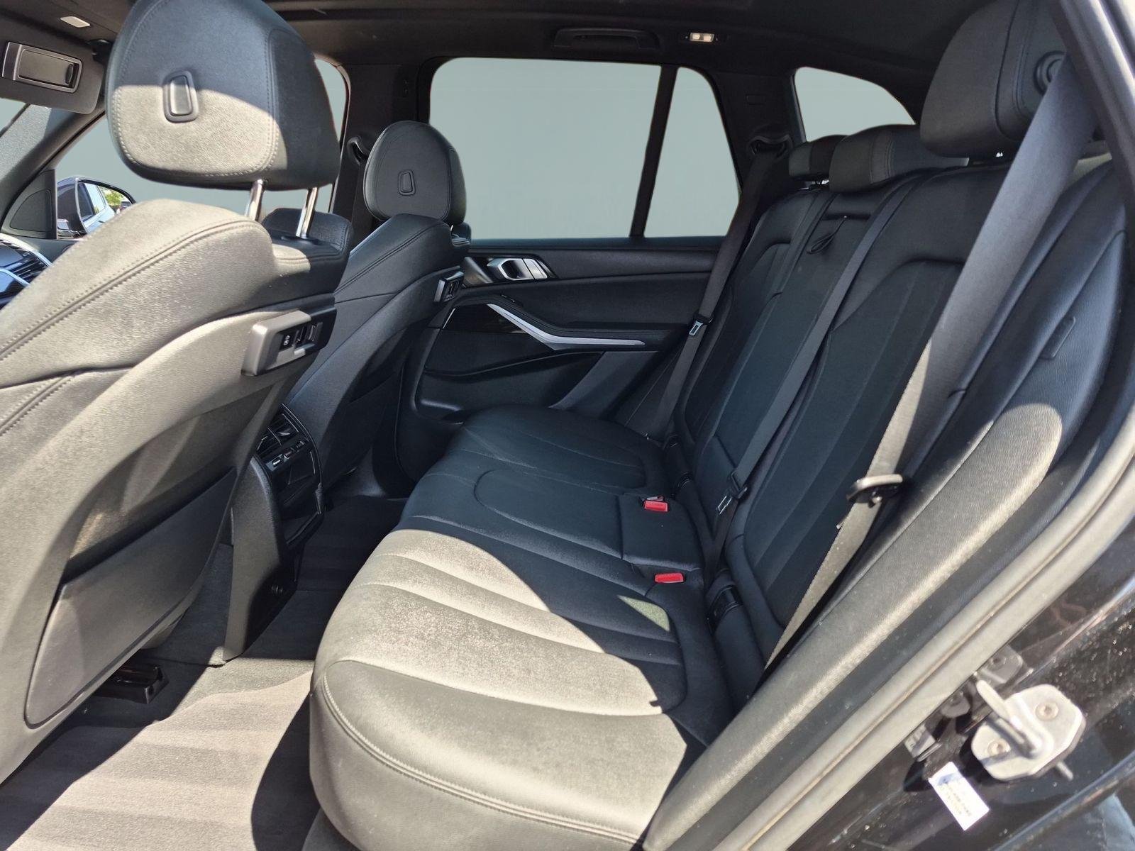 Used 2020 Black BMW xDrive40i image 25