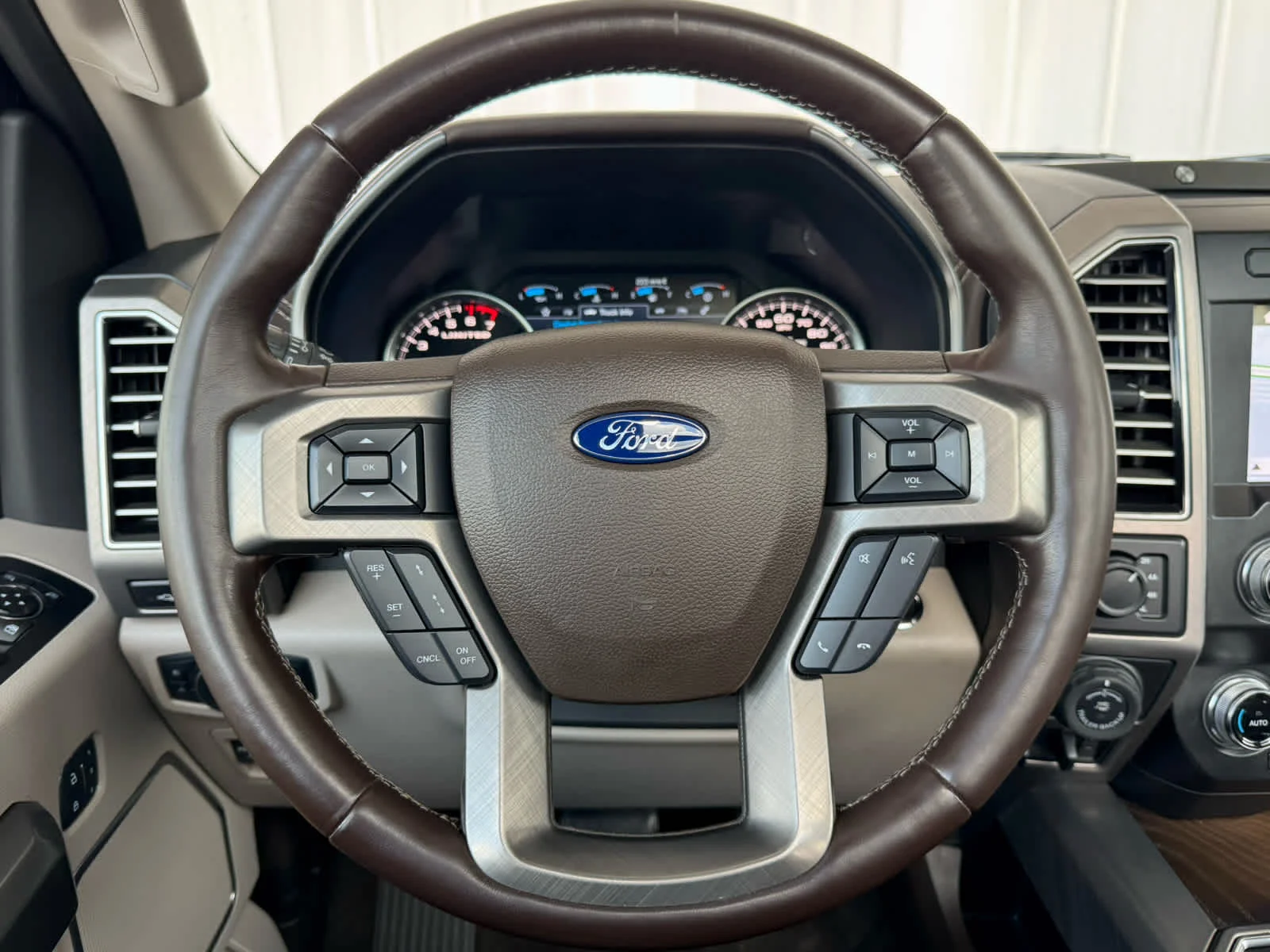 Used 2019  Ford Limited image 18