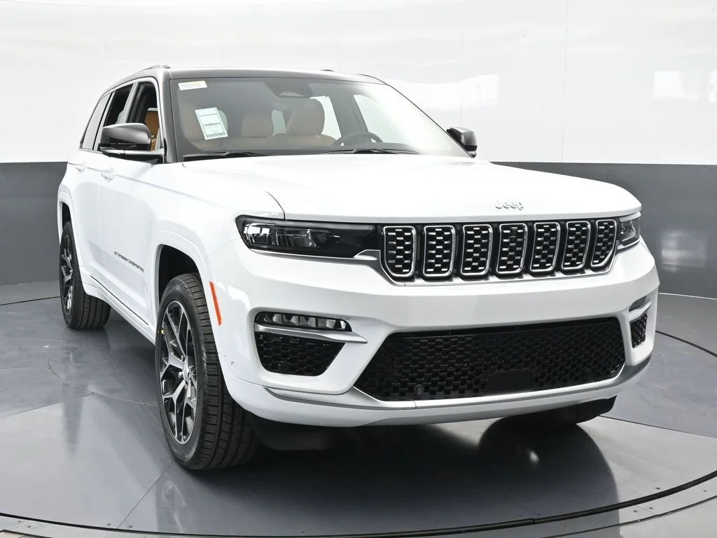New 2025 Bright White Clear-Coat Exterior Paint Jeep Summit Reserve image 8