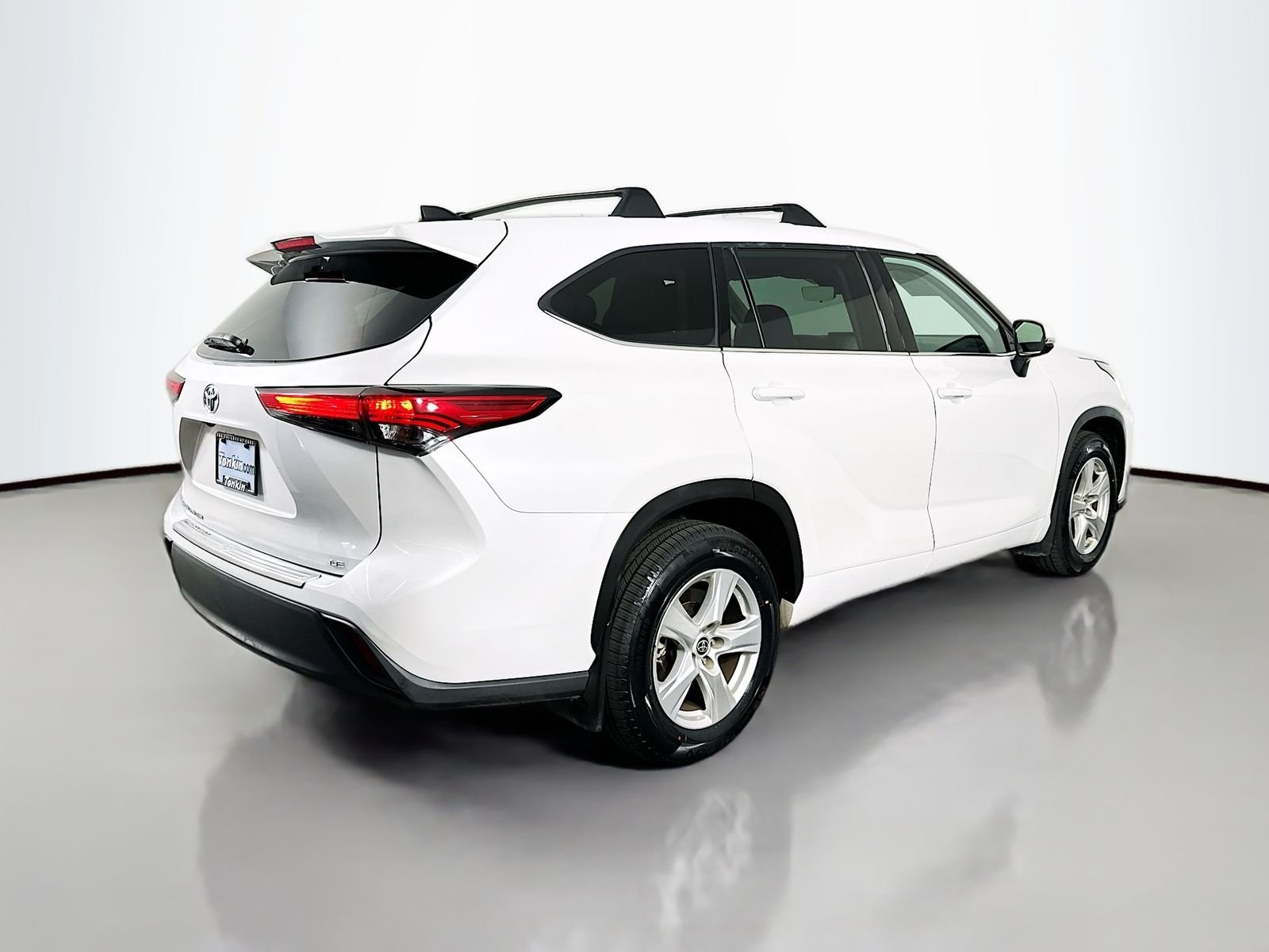 Used 2022 Pearl Toyota LE image 8