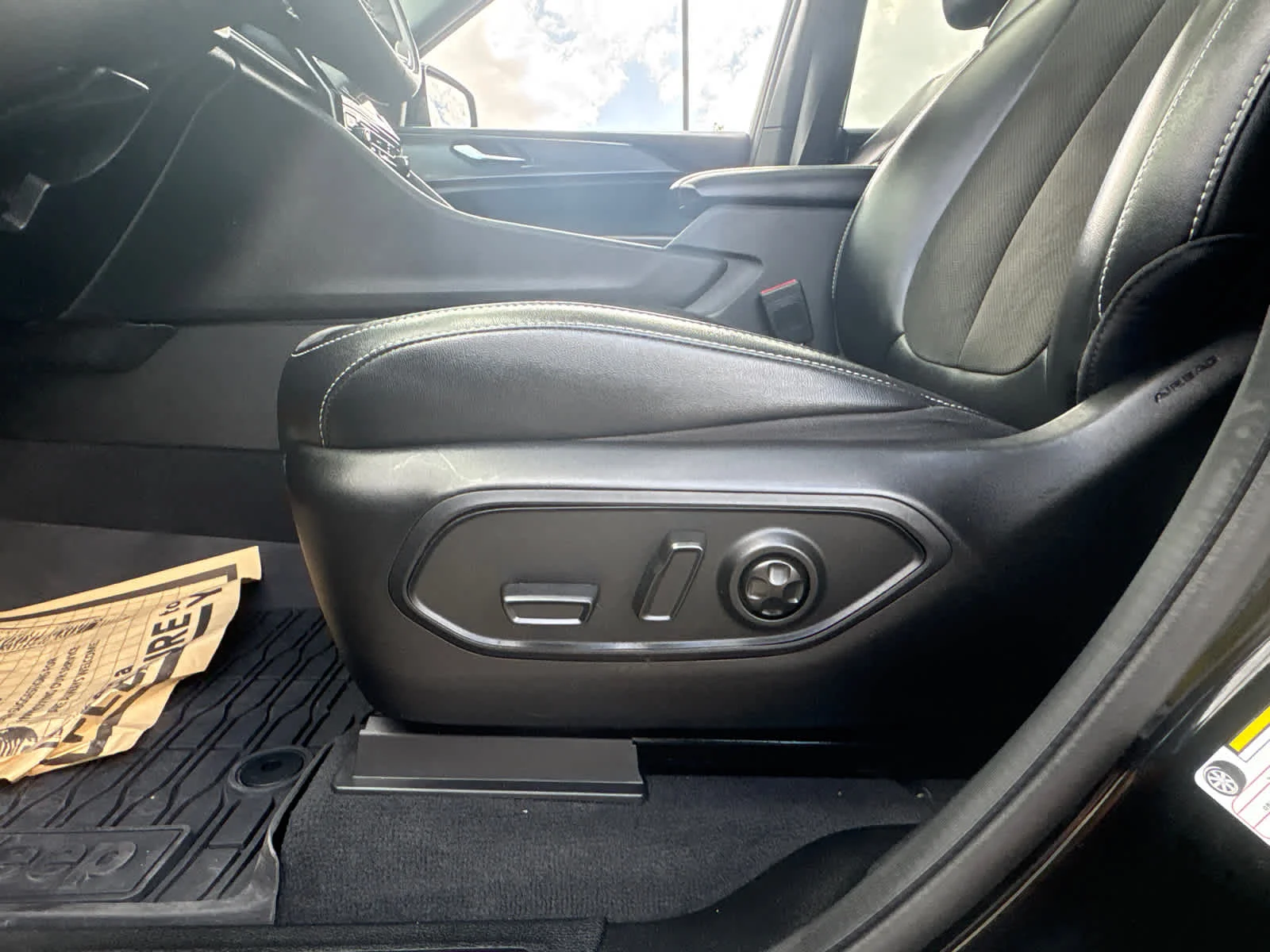 Used 2023 Diamond Black Crystal Pearlcoat Jeep Altitude X image 21