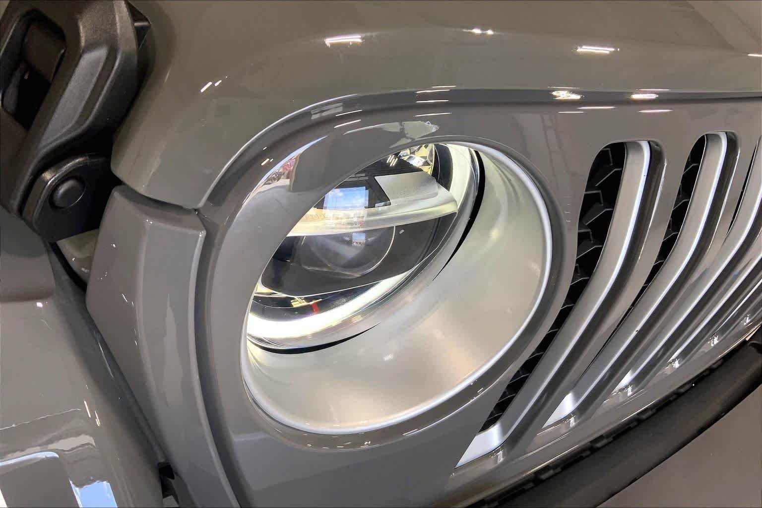 Used 2022 Sting-Gray Clearcoat Jeep Unlimited Sahara image 26