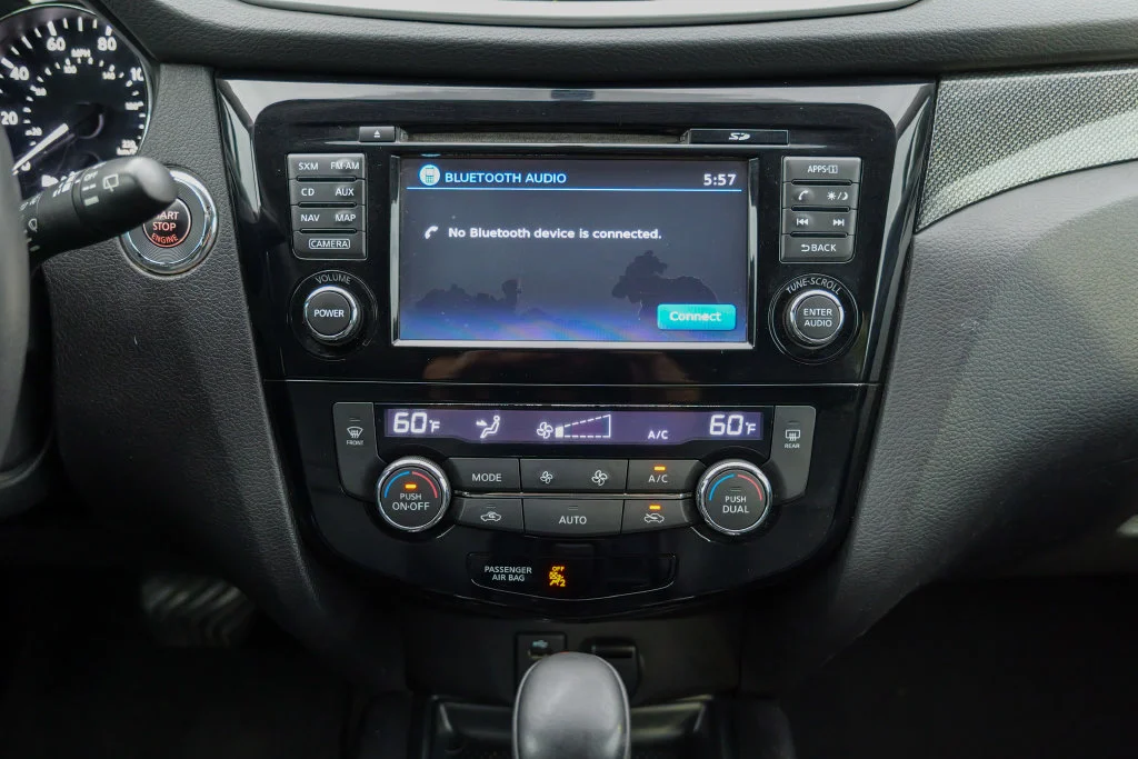 Used 2015 Midnight Jade Nissan SL image 48