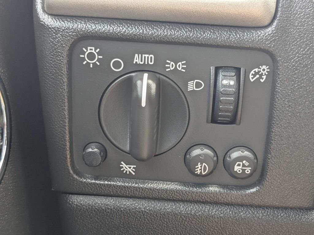 Used 2008 White Chevrolet LT image 29