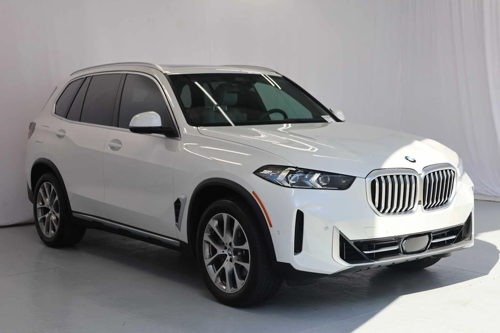 Certified Used 2025 Mineral White Metallic BMW sDrive40i image 3