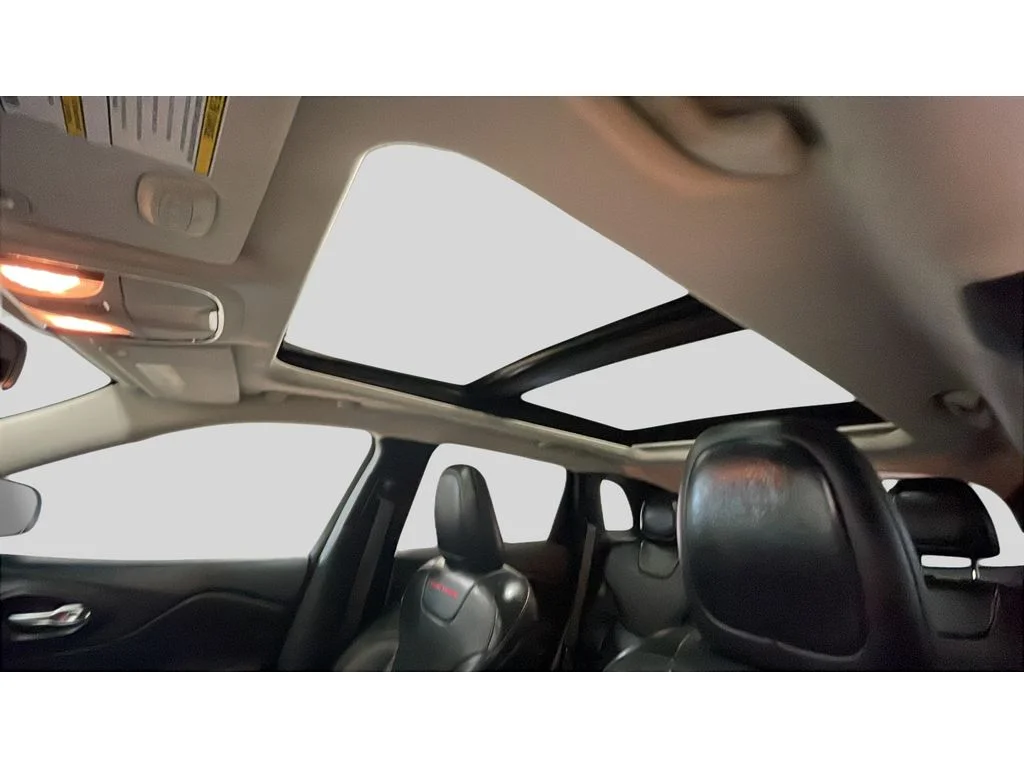 Used 2016 Bright White Clearcoat Jeep Trailhawk image 15
