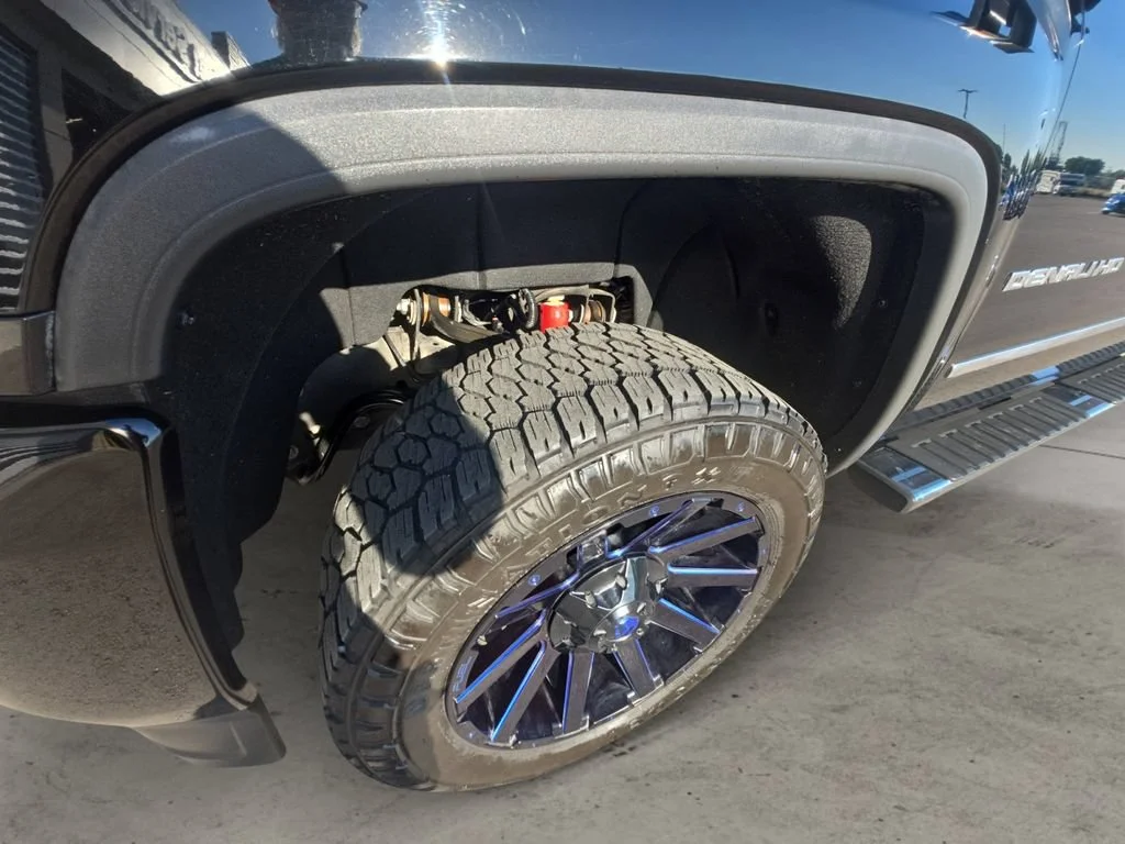 Used 2018 ONYX BLACK GMC Denali image 9