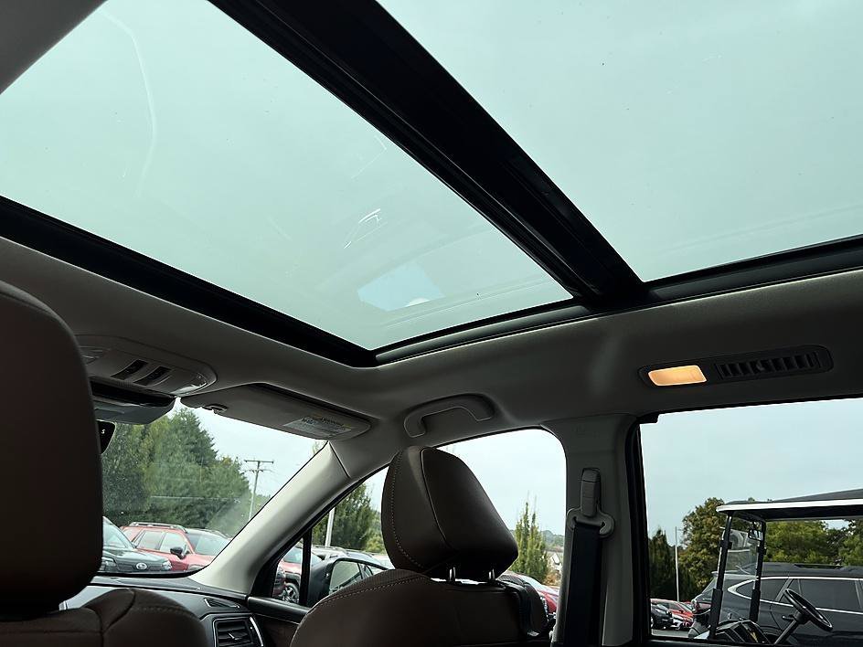 Used 2024 Crystal White Pearl Subaru Touring image 19