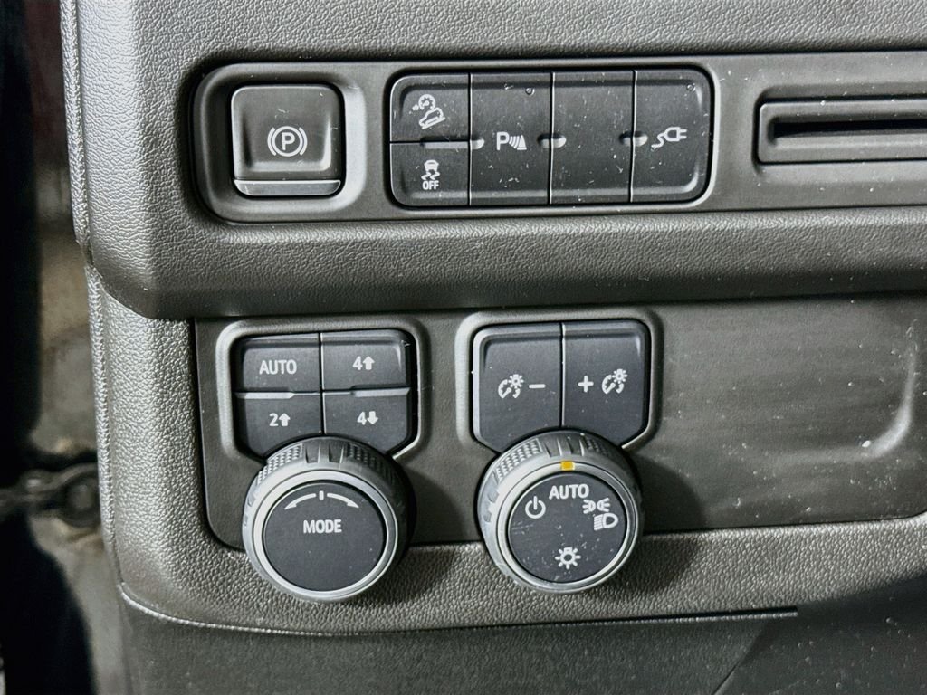 Used 2021 Black Chevrolet Z71 image 10