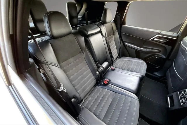 Used 2025 Gray Mitsubishi SE image 24