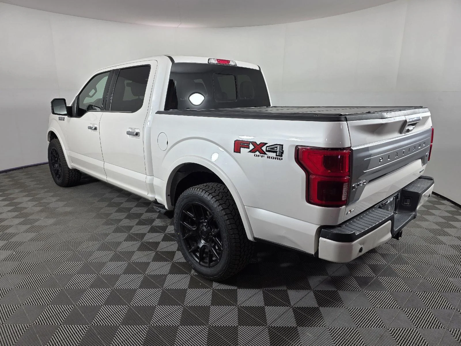 Used 2019 White Platinum Metallic Tri-Coat Ford Platinum image 3