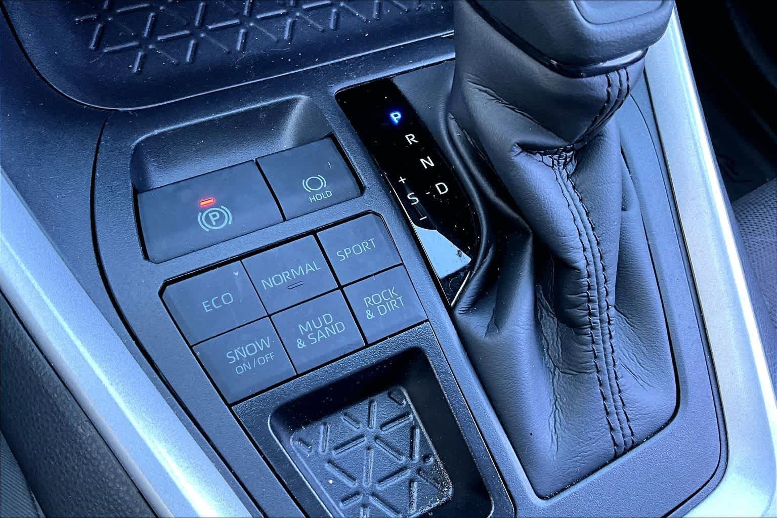 2025 Toyota RAV4 XLE - Photo 68
