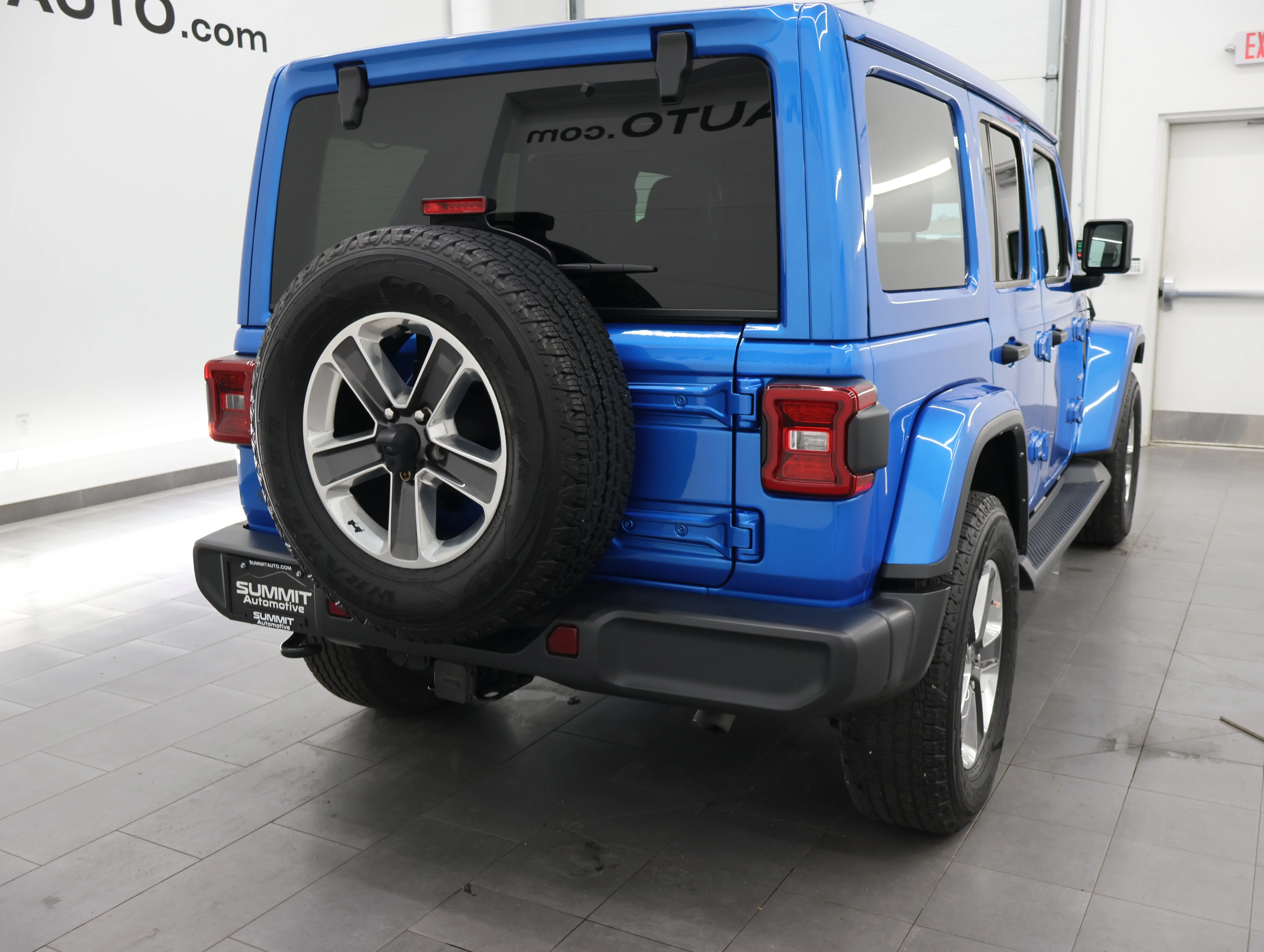 Used 2022 Hydro Blue Pearlcoat Jeep Unlimited Sahara image 4