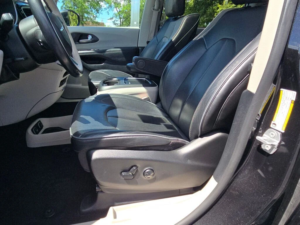 Used 2020 Black Chrysler Limited image 24