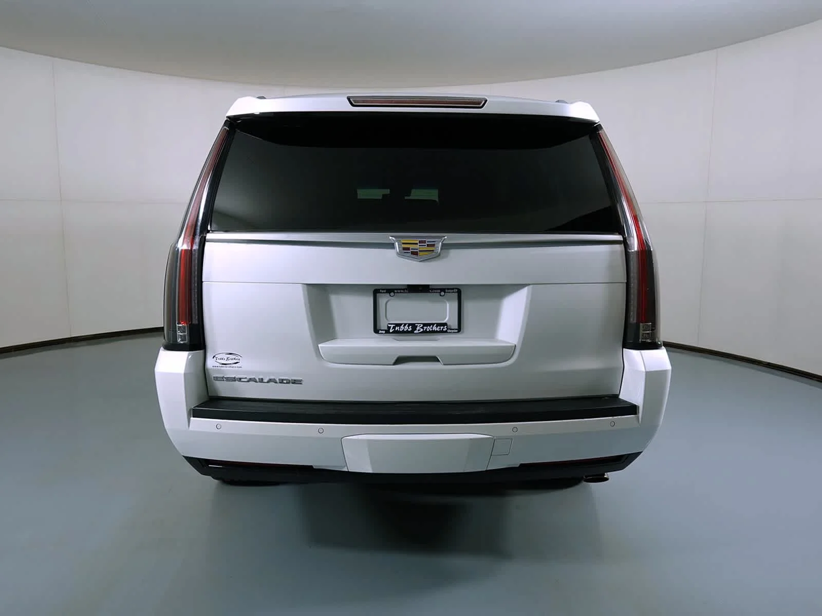 Used 2017 Crystal White Tricoat Cadillac Platinum image 4