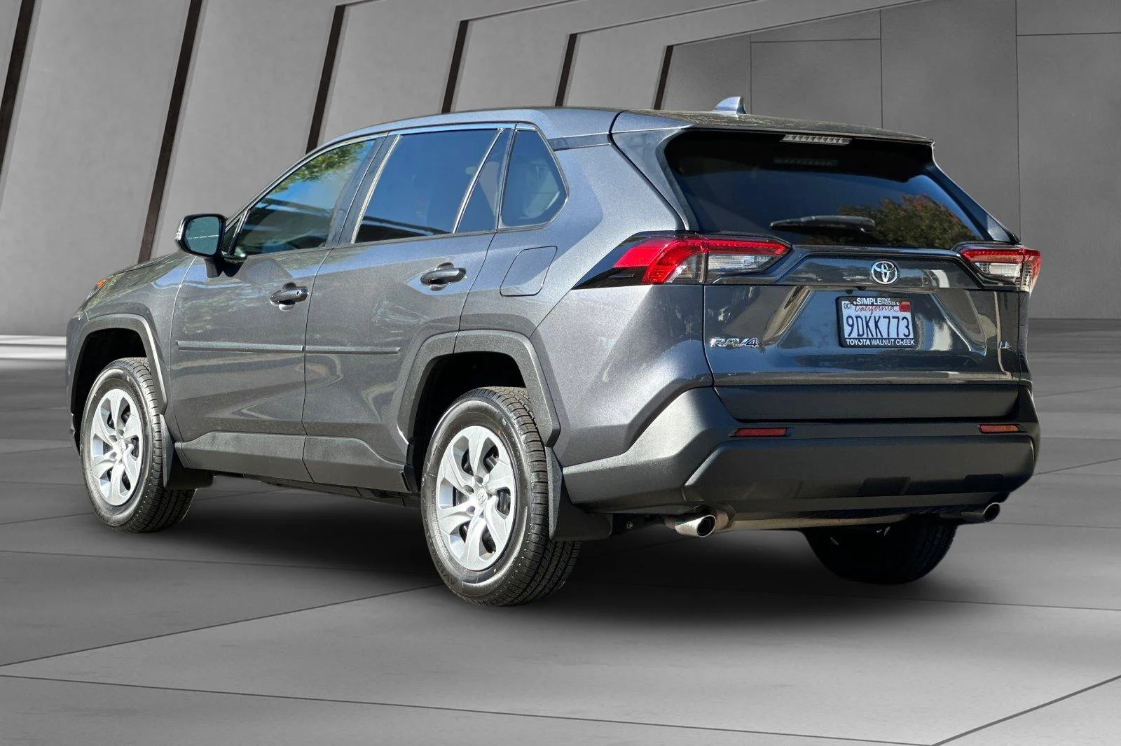 2022 Toyota RAV4 LE - Photo 11