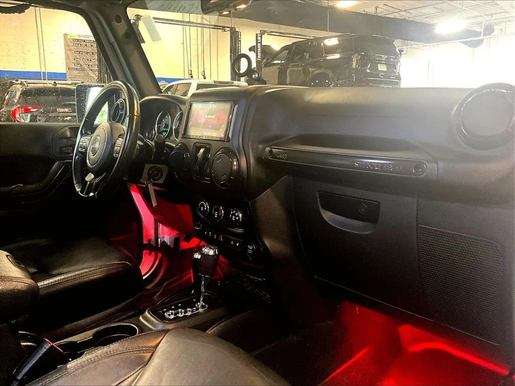 Used 2017 White Jeep Sahara image 14