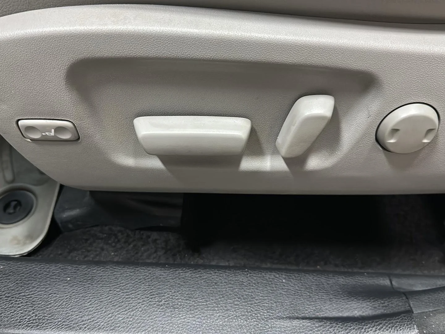 Used 2015 ALUMINA JADE METALLIC TOYOTA XLE image 16