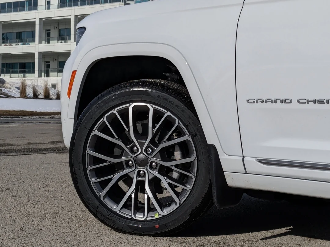 New 2026 White Jeep Summit - - 4x4 - Pano Sunroof - Palermo Lthr - Head-Up Display - Night Vision & More! image 11