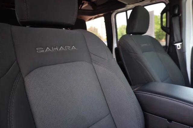 Used 2023 White Jeep Sahara image 36