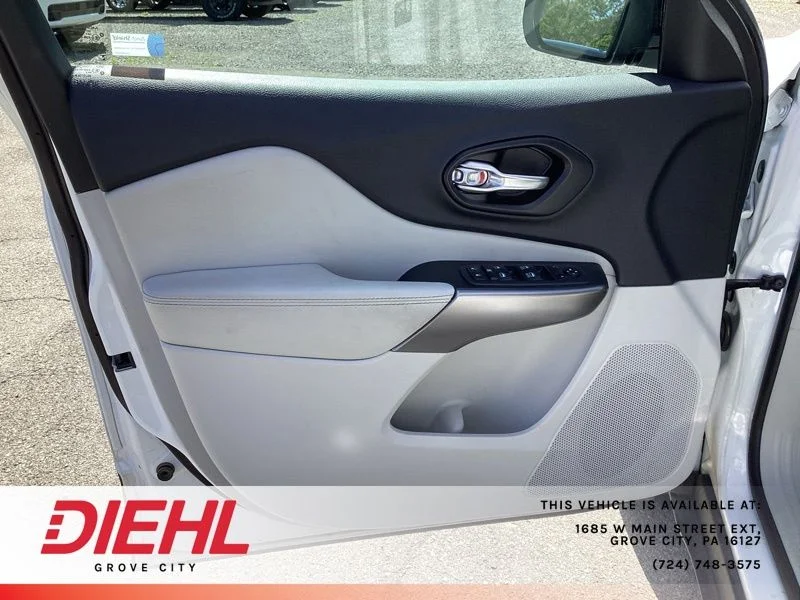 Used 2022 White Jeep Latitude Lux image 17