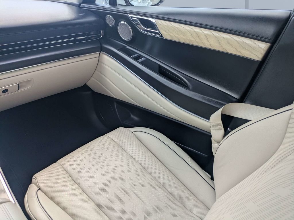 Used 2022 White Genesis 2.5T image 18