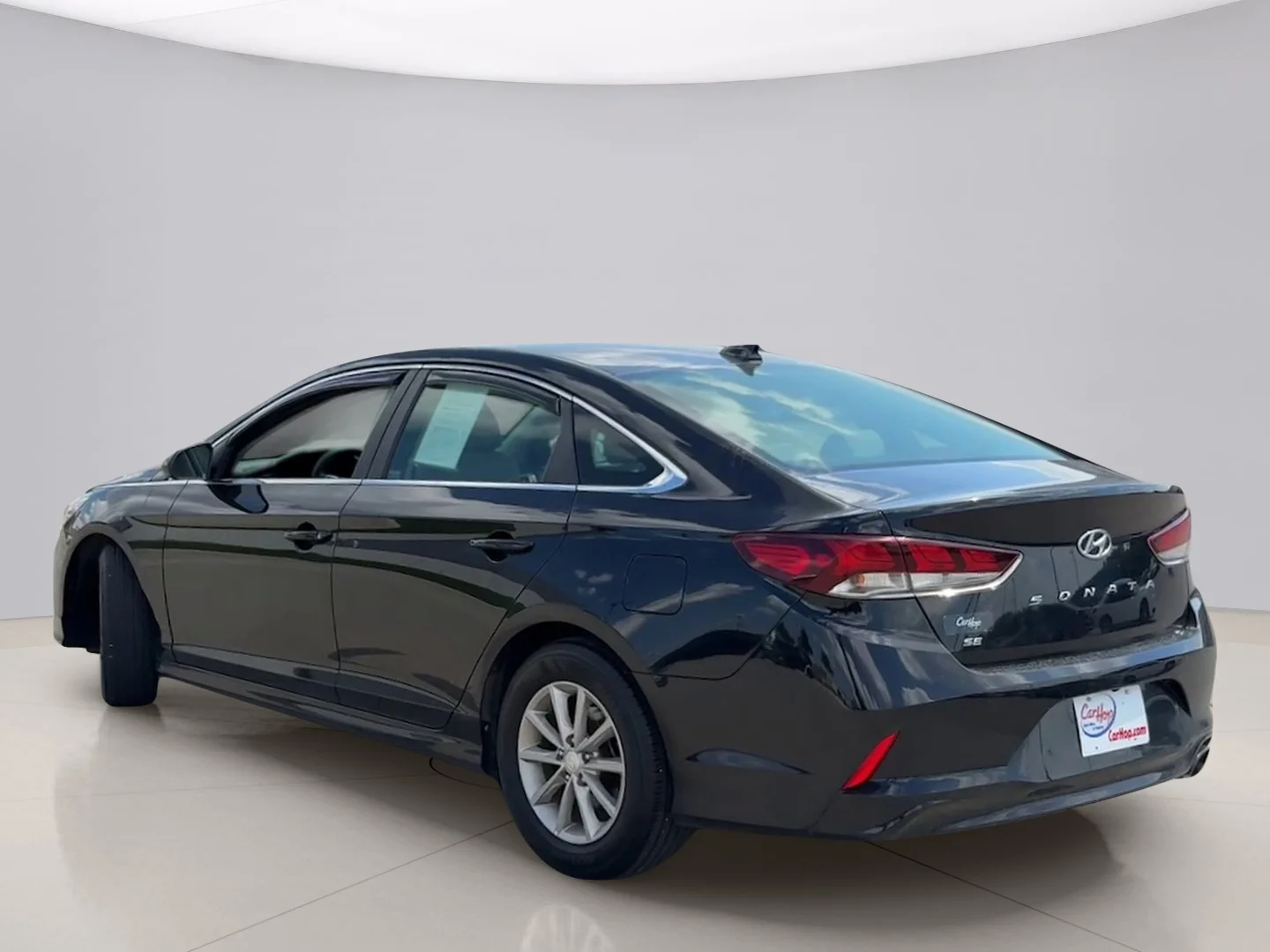 Used 2018 Black Hyundai SE image 3