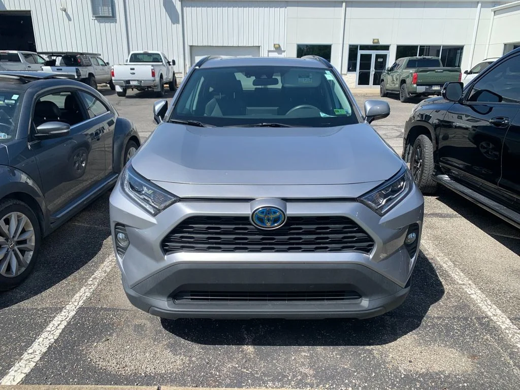 Used 2021 Silver Toyota XLE Premium image 6