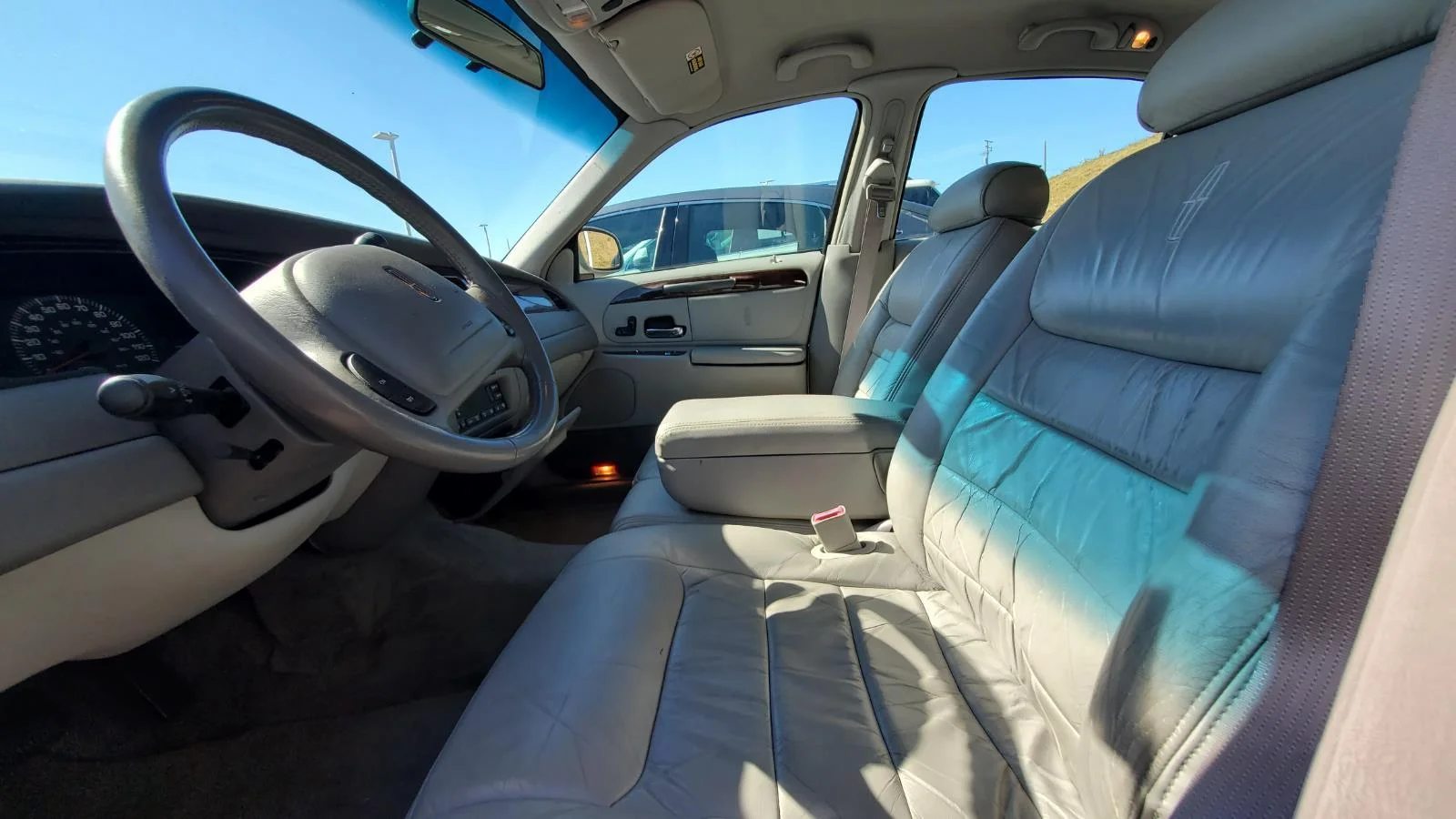 Used 2000  Lincoln Executive image 3