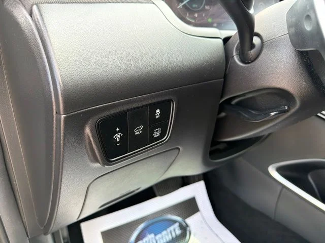 Used 2022 Silver Hyundai SEL Convenience image 29