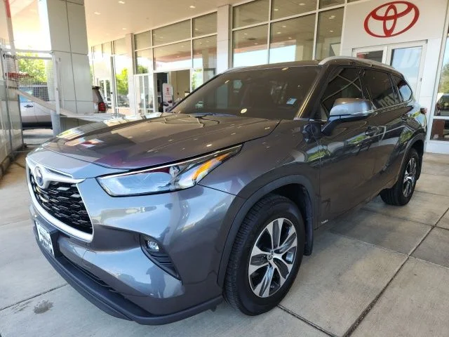 Used 2022 Gray Toyota XLE image 6