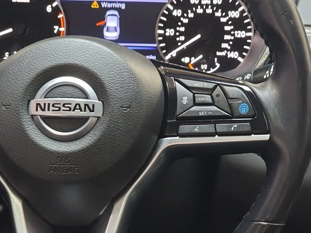 Used 2021 White Nissan 2.5 Platinum image 15