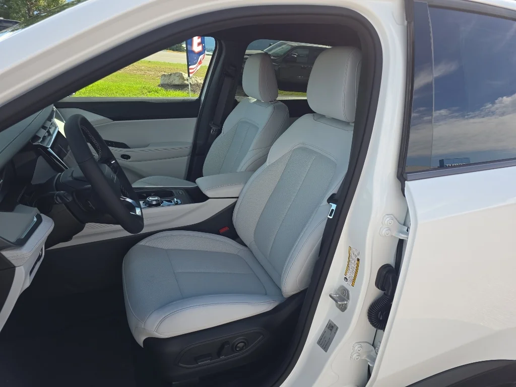 New 2026 Bright White Clear-Coat Exterior Paint Jeep Laredo image 21