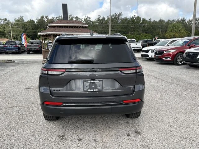 Used 2024 Gray Jeep Altitude image 5