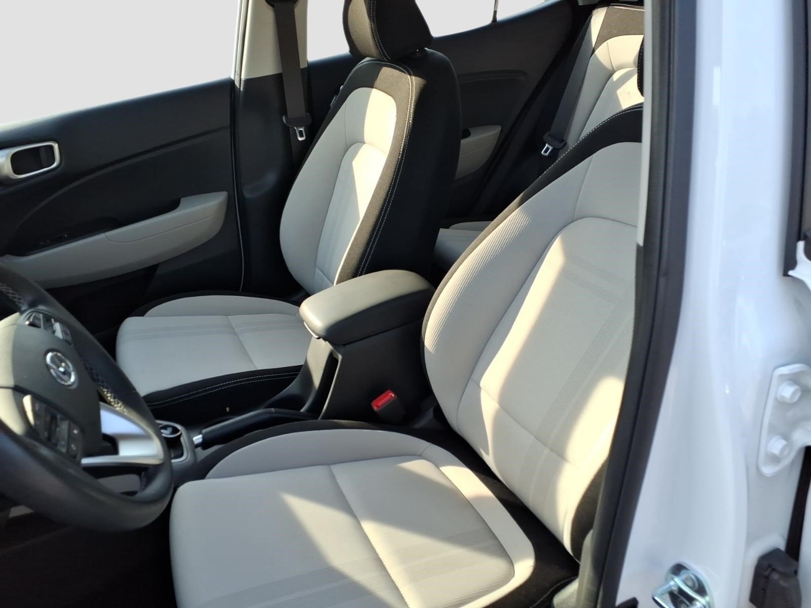 2025 Hyundai Venue SEL - Photo 11