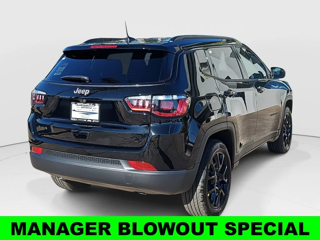 New 2026 Diamond Black Crystal Pearl-Coat Exterior Paint Jeep Latitude image 3