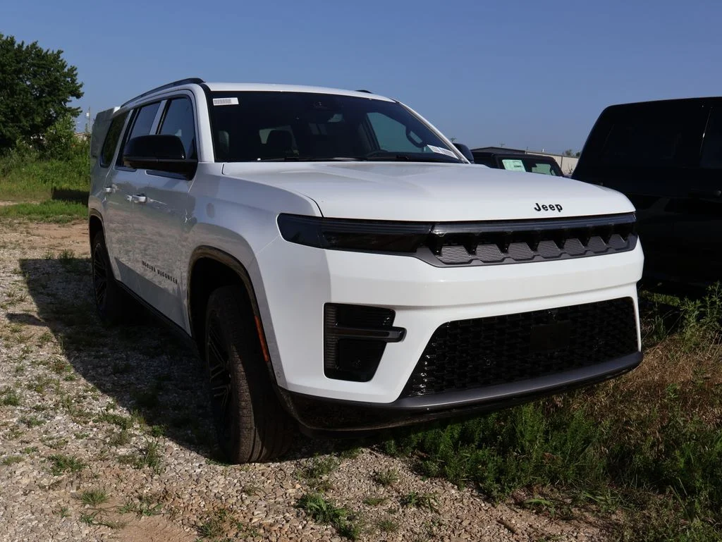New 2026 Bright White Clear-Coat Exterior Paint Jeep Limited Reserve image 11