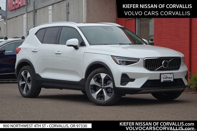 2025 Volvo XC40 Core Bright Theme