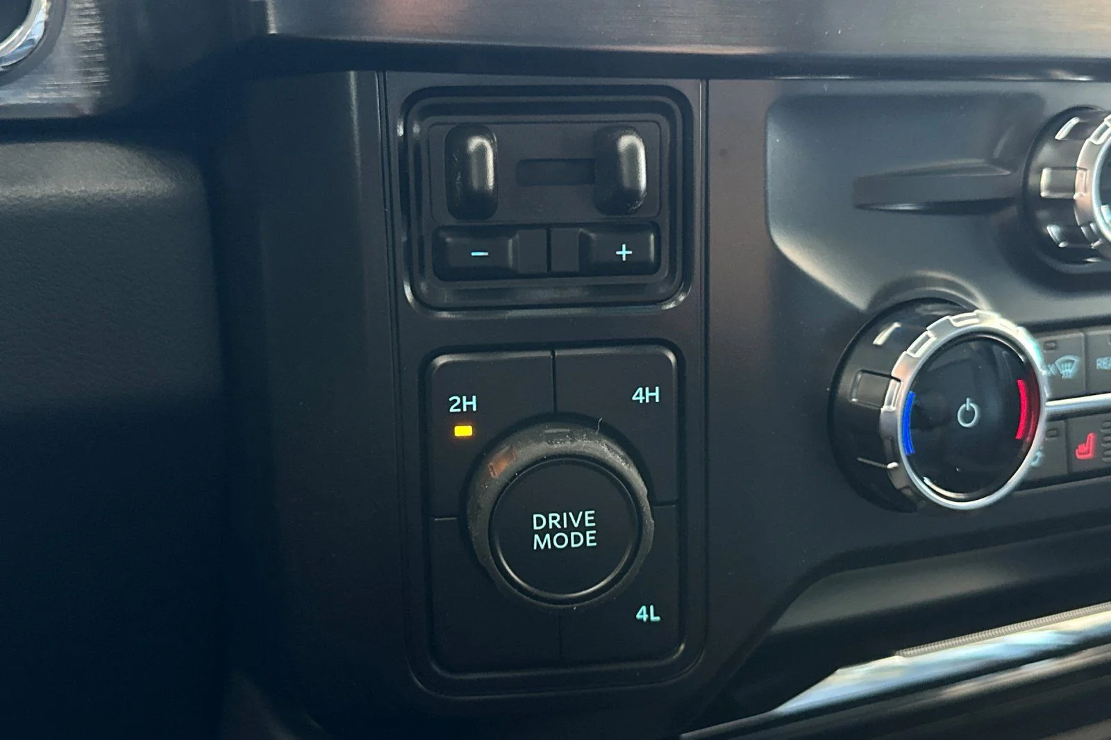 New 2026 Star White Metallic Tri-Coat Ford F-350® Lariat® image 27