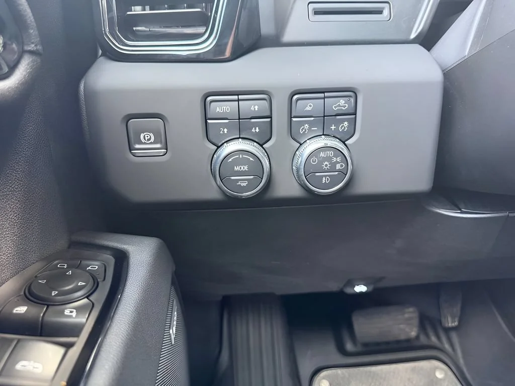 Used 2025 Onyx Black GMC AT4 image 19
