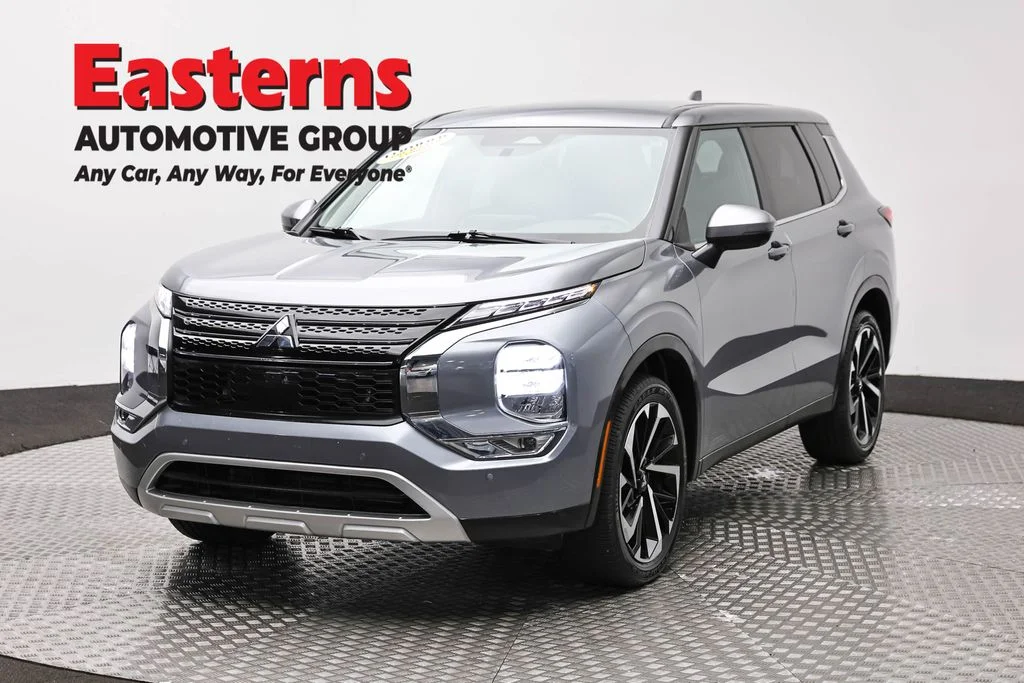 Used 2024 Gray Mitsubishi SE image 1