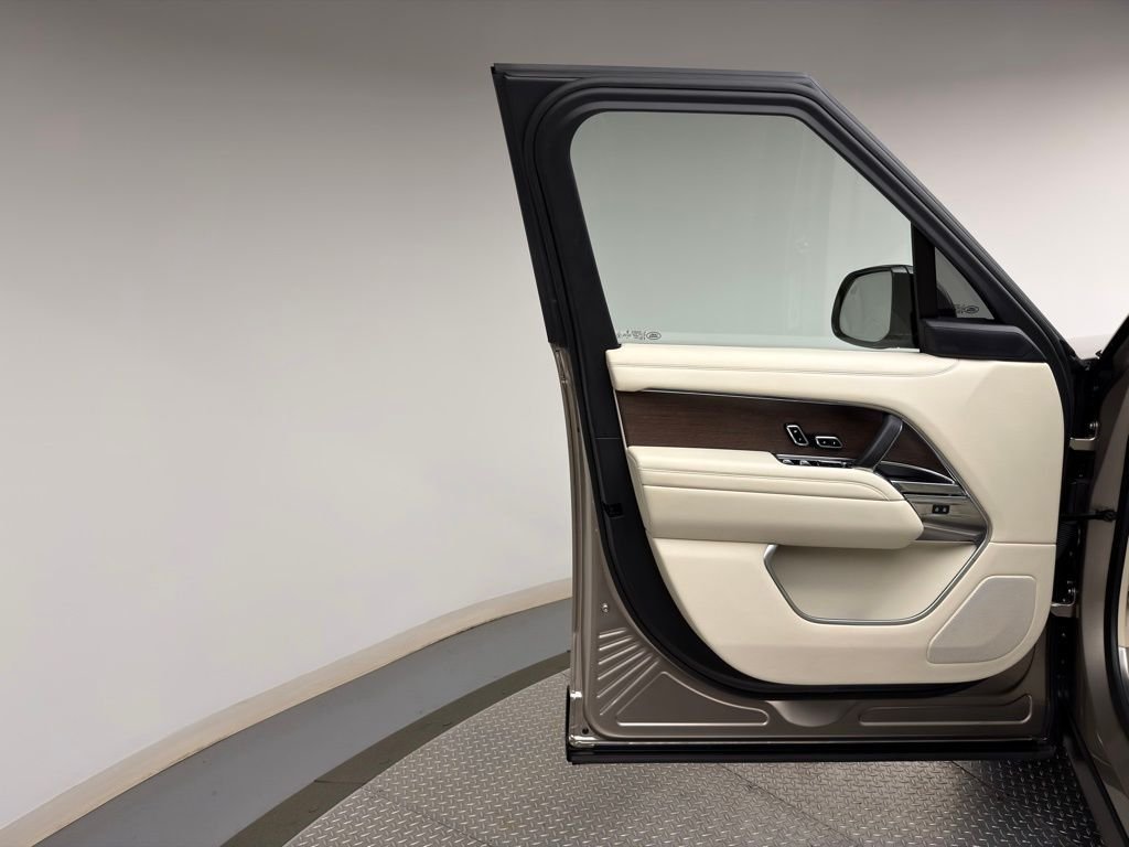 Used 2023 Batumi Gold Premium Metallic Land Rover SE image 9