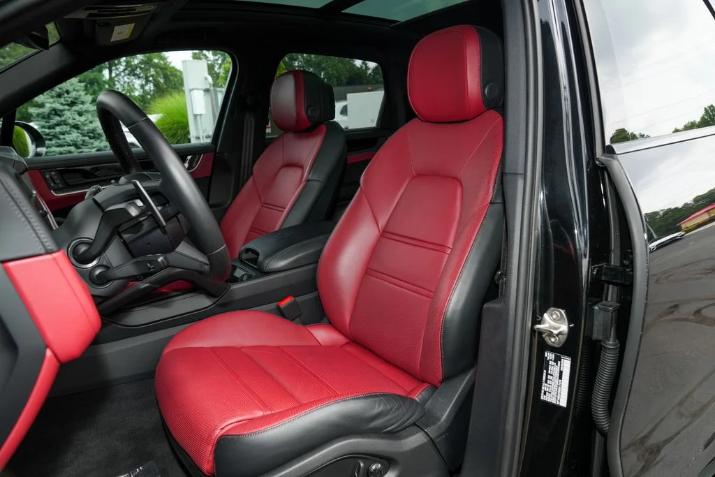 Certified Used 2025  Porsche Base image 5