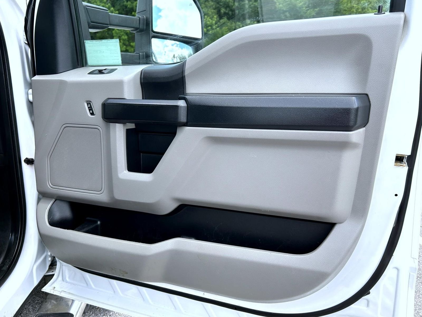 Used 2019 White Ford XL image 16