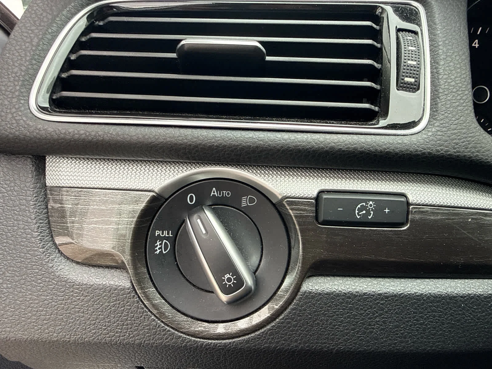 Used 2018 Reflex Silver Metallic Volkswagen 2.0T SE image 15