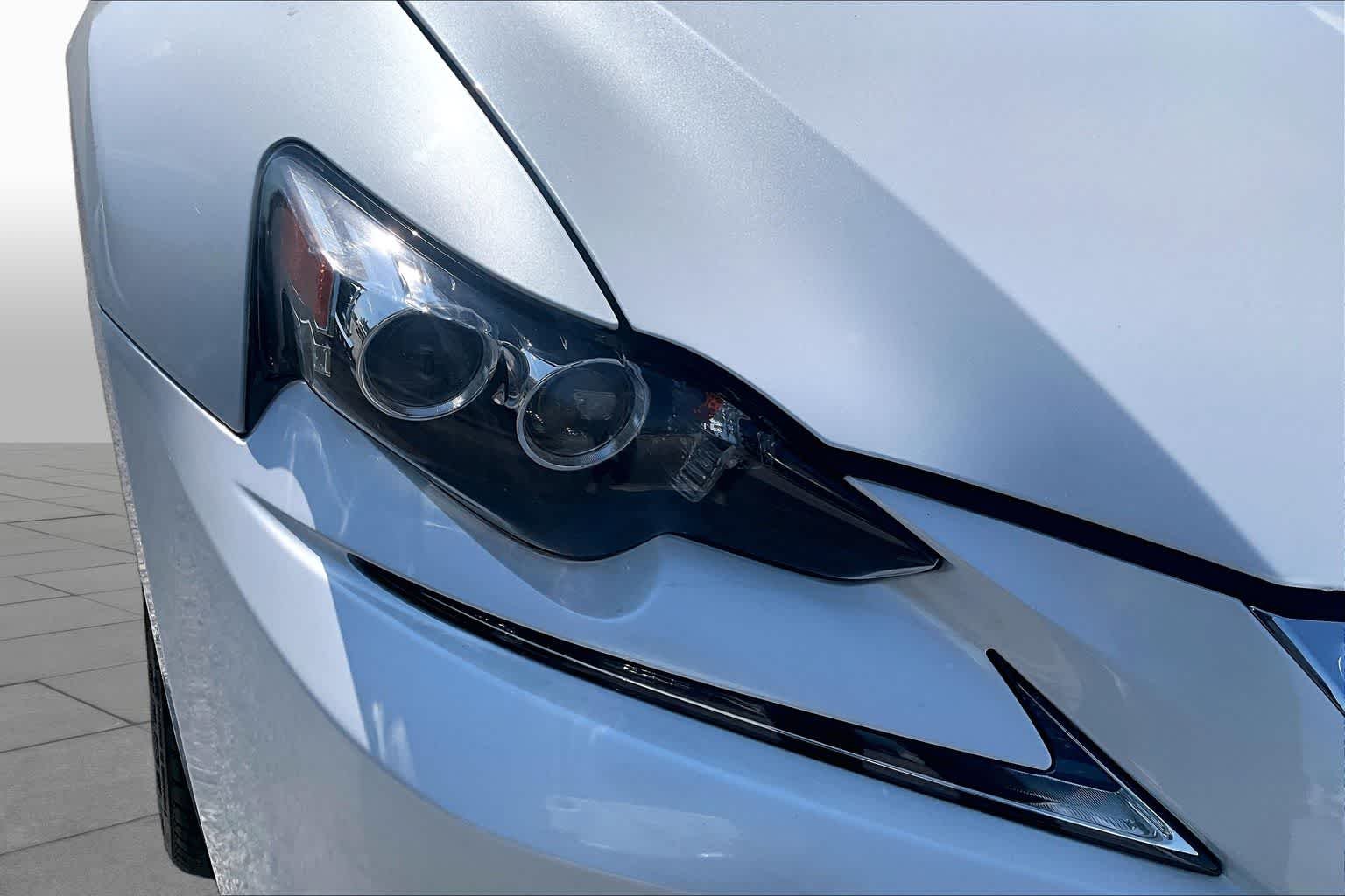 Used 2016 Eminent White Pearl Lexus  image 28