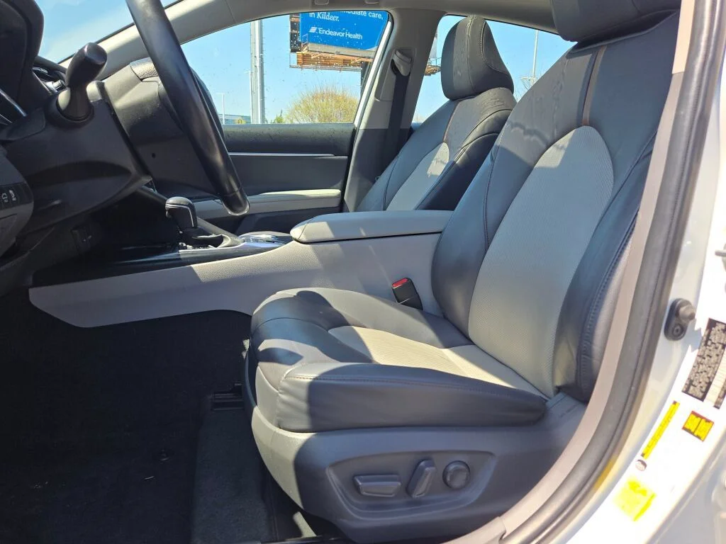 Used 2020 Beige Toyota XLE image 21