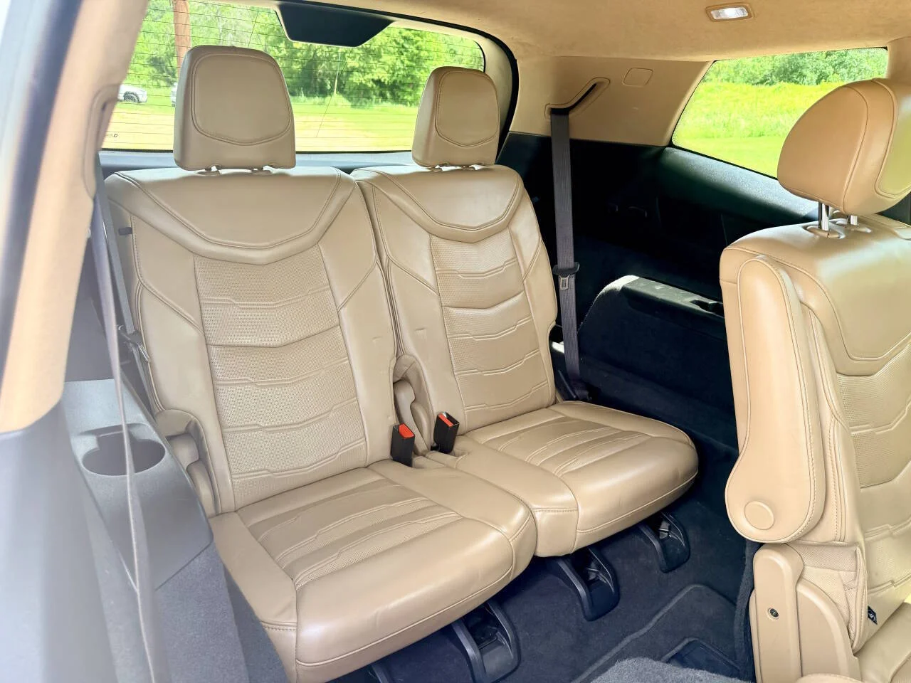 Used 2021 White Cadillac Premium Luxury 4x4 4dr SUV image 14