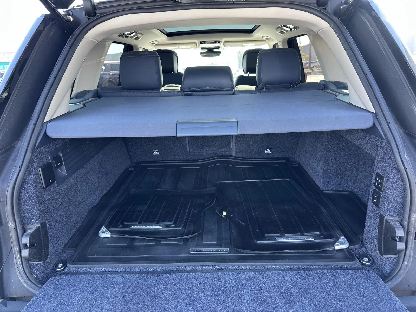 Used 2019 Byron Blue Metallic Land Rover HSE image 41