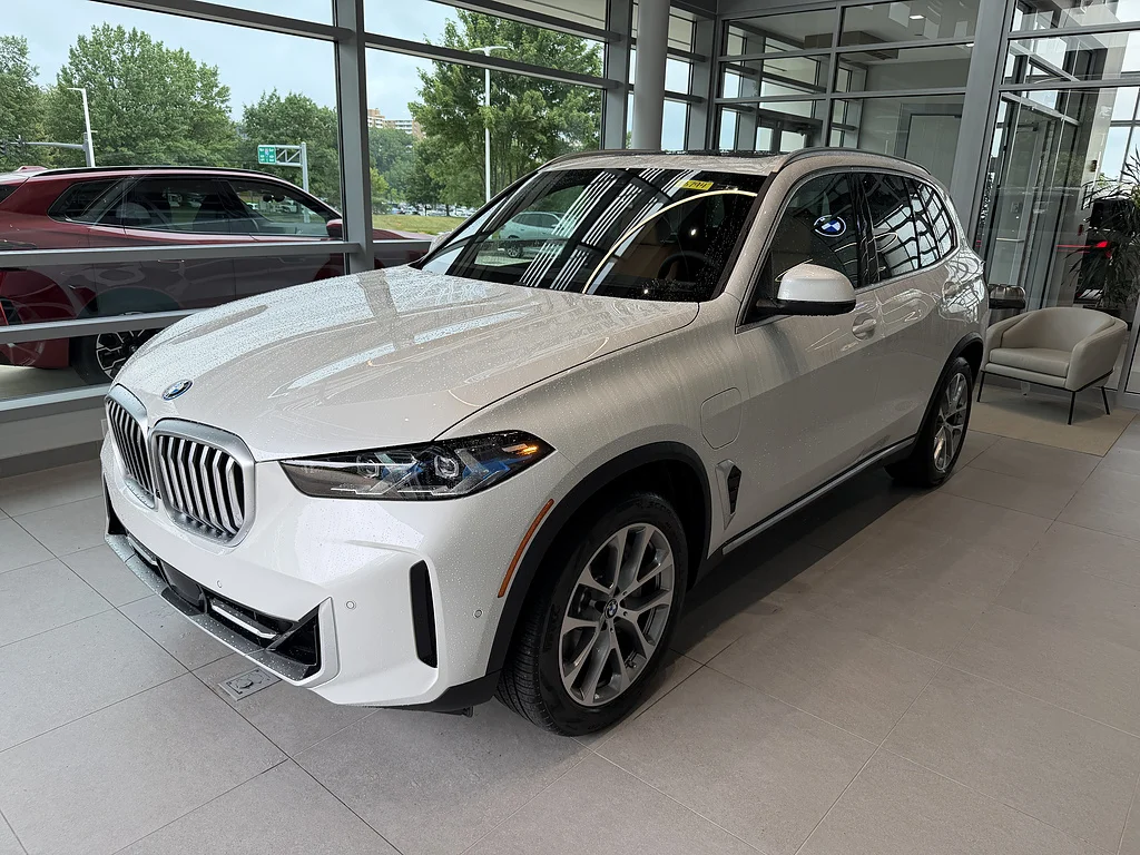 New 2026 Mineral White Metallic BMW xDrive50e image 3